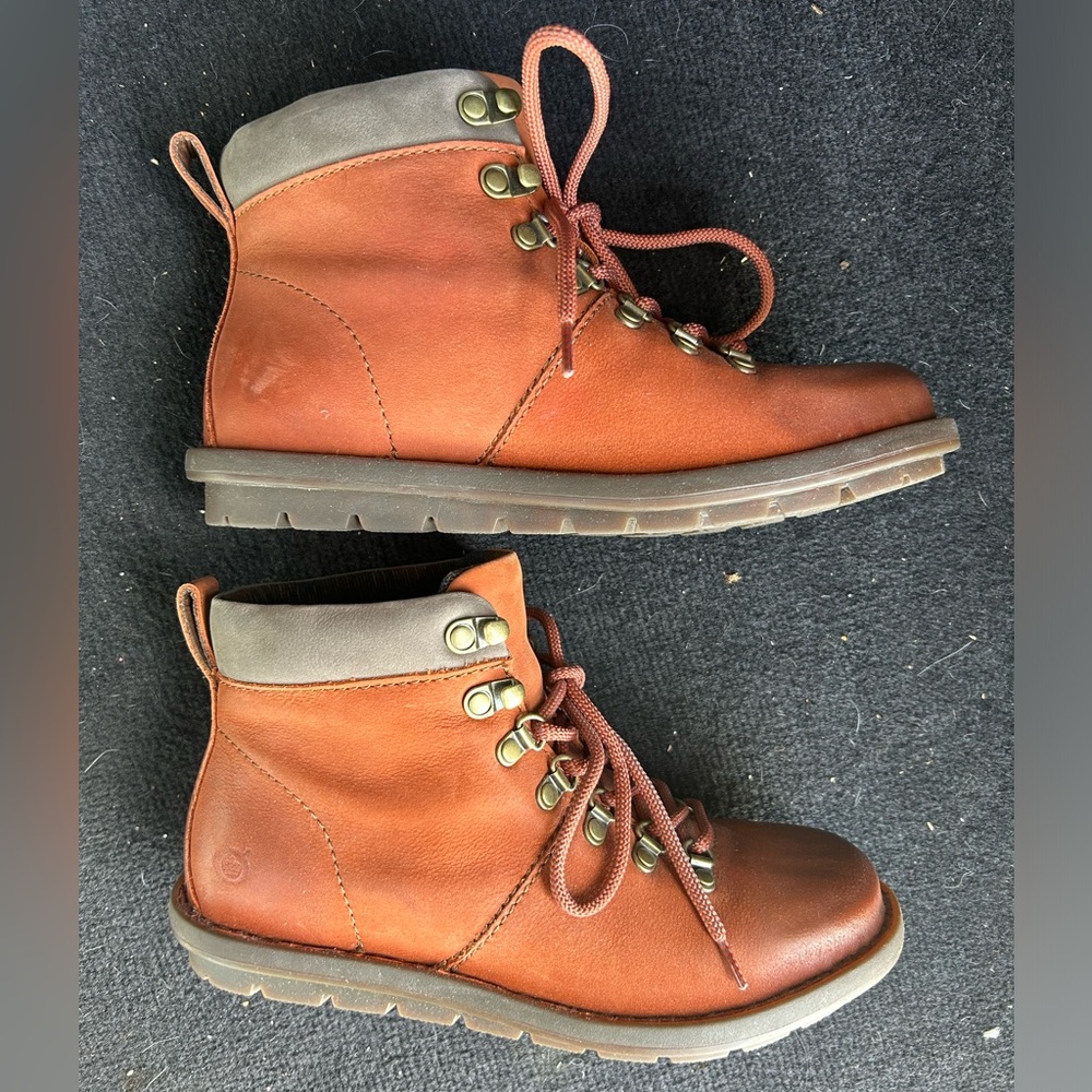 Lace up Born boots